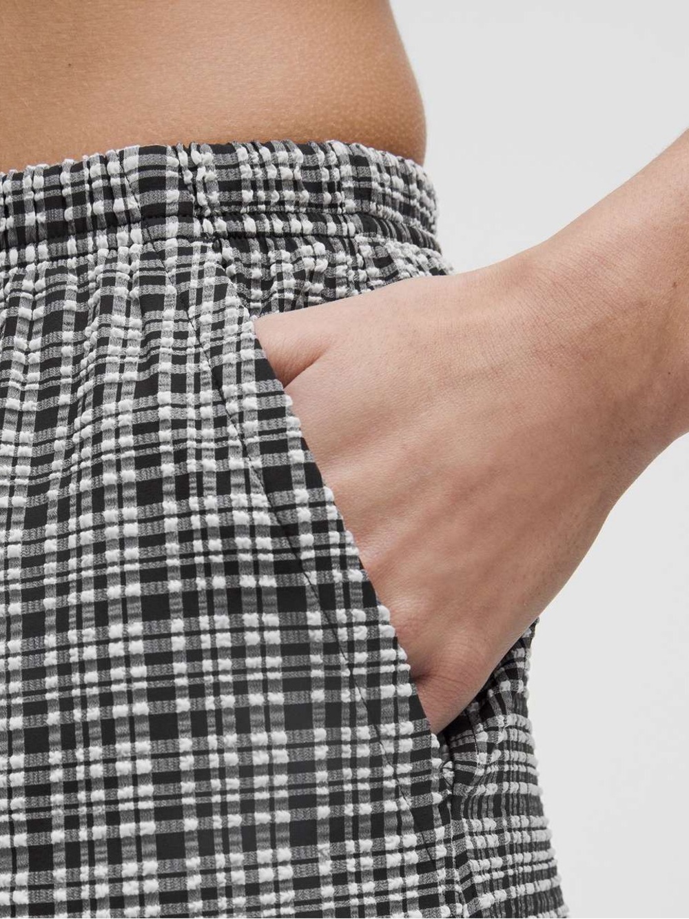 Lululemon Seersucker Check Mid-Rise Pull On 3” shorts women’s XL - Picture 6 of 12